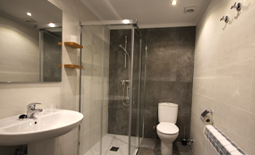 Foto del ba&ntilde;o de las habitaciones