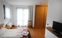 Foto de habitaci&oacute;n con cama de matrimonio