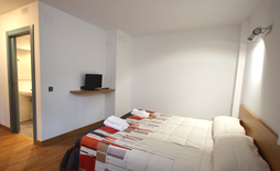 Foto de habitaci&oacute;n con dos camas